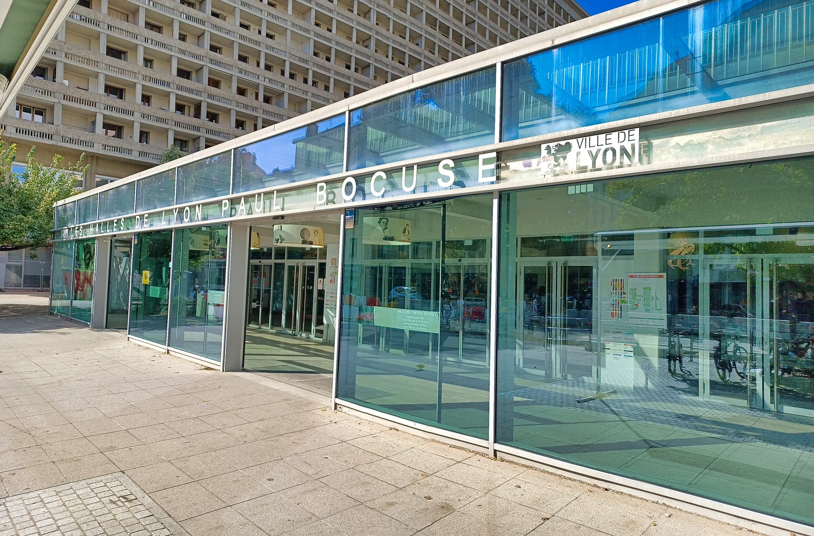 L'entrée principale des Halles de Lyon Paul Bocuse