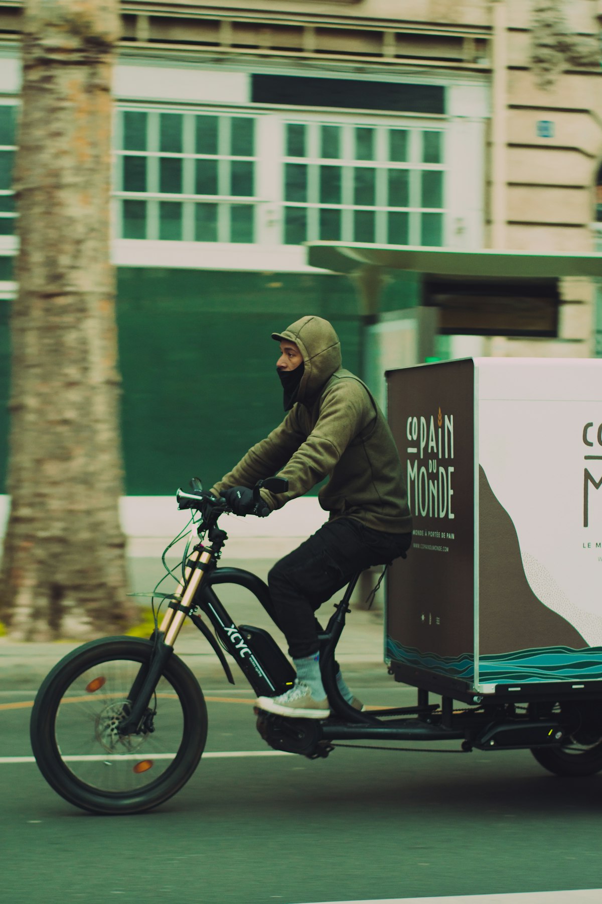 Coursier à vélo livrant les produits des Halles de Lyon